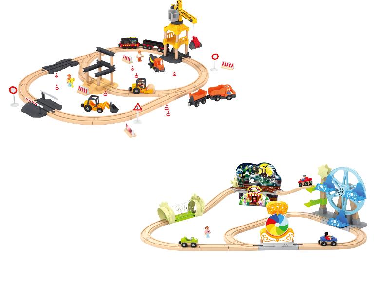 Deux ensembles de trains en bois : un chantier avec véhicules et une fête foraine avec manèges.