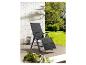Un fauteuil inclinable gris avec un repose-pieds sur une terrasse en bois.