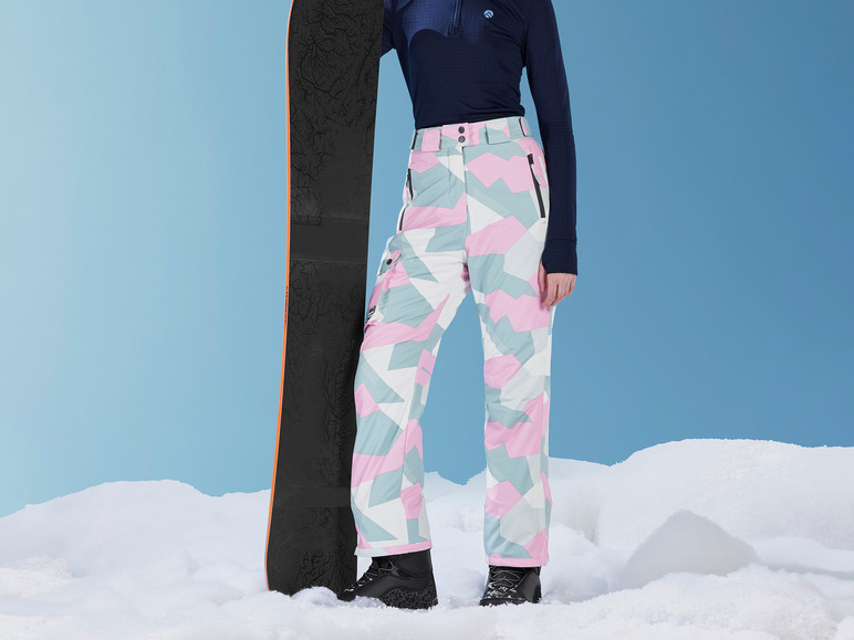 Un snowboard et un pantalon de ski avec un motif géométrique.