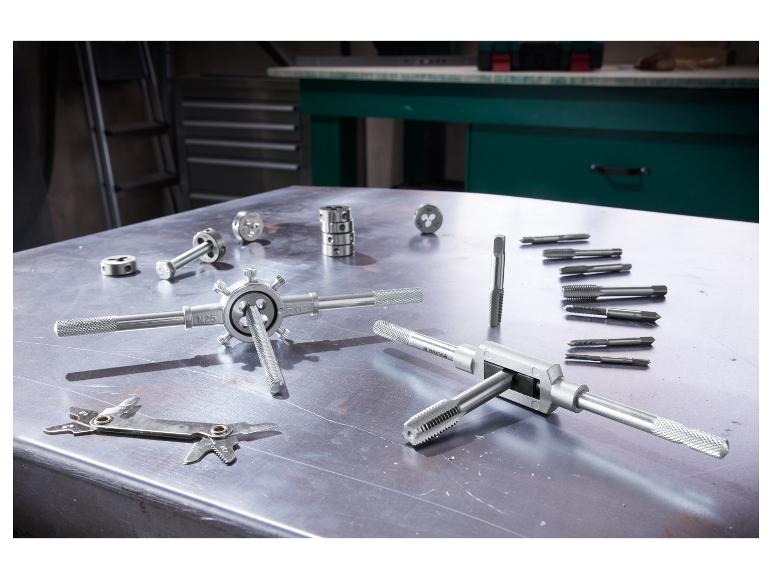 Un ensemble d'outils de filetage, comprenant un taraud Parkside et un outil de filetage.