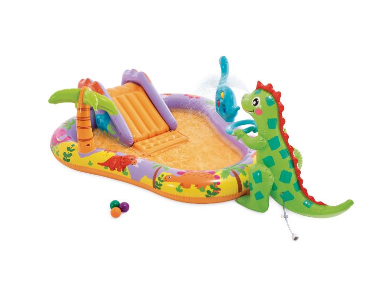Piscine de jeu gonflable sur le thème des dinosaures avec toboggan et arroseur.