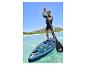 Paddle board Crivit et pagaie sur l'eau.