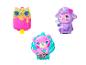 Trois compacts jouets colorés : une sucette chat, un agneau licorne et un coquillage ours.