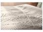 Couvre-lit matelassé LIVARNO home avec motif ondulé sur un lit.