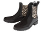 Deux paires de bottes de pluie noires avec un imprimé léopard.