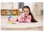 Une fillette joue avec un jouet Little Live Pets et sa maisonnette pour animaux de compagnie.