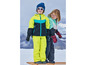 Deux enfants en vêtements d'hiver avec des pantalons et des vestes de ski, debout sur une plateforme en bois.