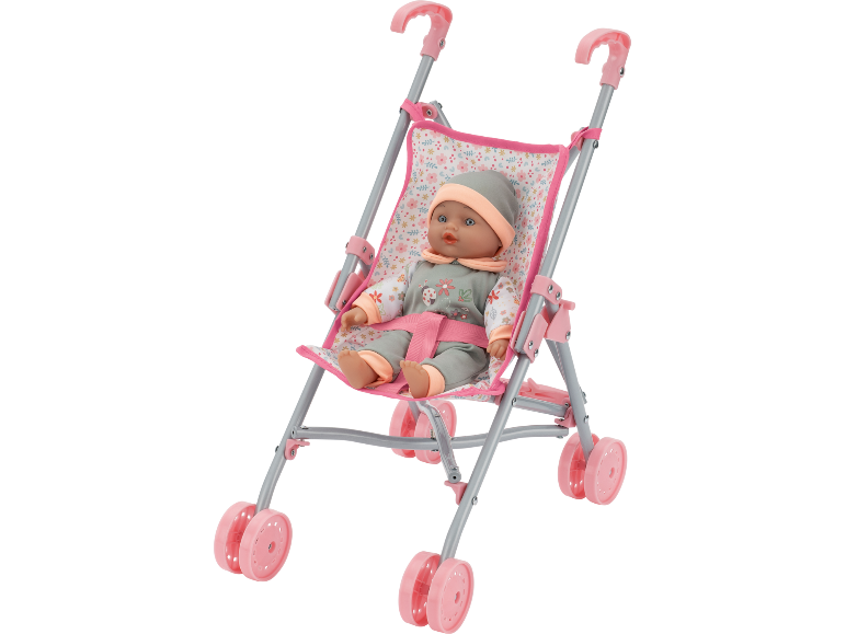 Poussette de poupée rose avec une poupée assise à l'intérieur.