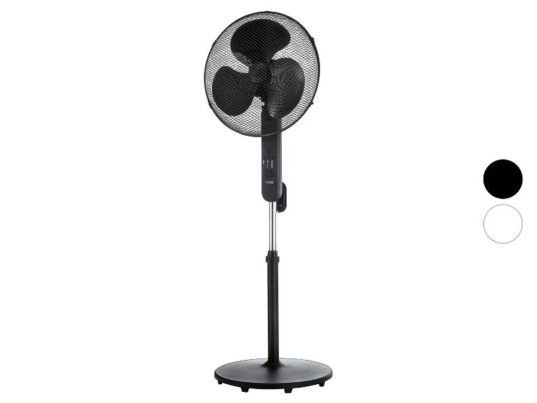 Ventilateur sur pied noir à trois pales et base ronde, présenté avec des options de couleur.