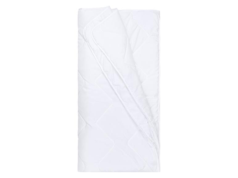 Couette blanche matelassée, pliée