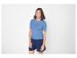 Femme en polo côtelé bleu et short bleu marine.