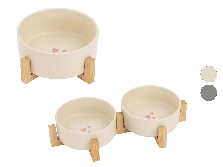 Gamelles beiges pour animaux de compagnie avec supports en bois, décorées de cœurs roses.