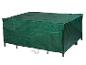 Housse de protection verte pour mobilier de jardin.