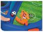 Un jeu de baby-foot avec un tableau de bord, un footballeur et un ballon de football.