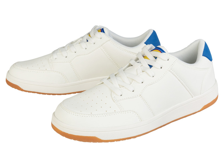 Deux paires de baskets blanches avec des accents bleus.