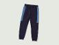 Pantalon de survêtement bleu foncé avec des bandes bleues.