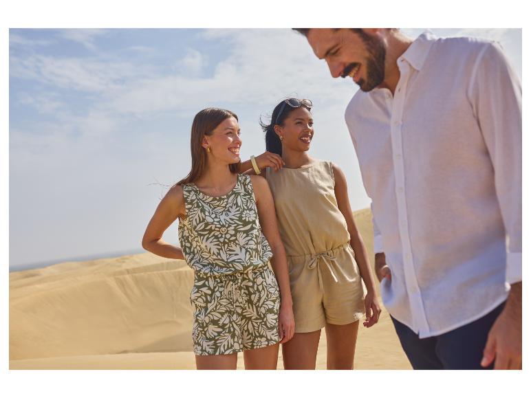 Femmes en combishorts d'été et homme en chemise dans le désert.