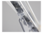 Gros plan sur des attaches de rideaux grises fixées à un rail en aluminium.