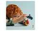 Un enfant joue avec des voitures de course LEGO Speed Champions.