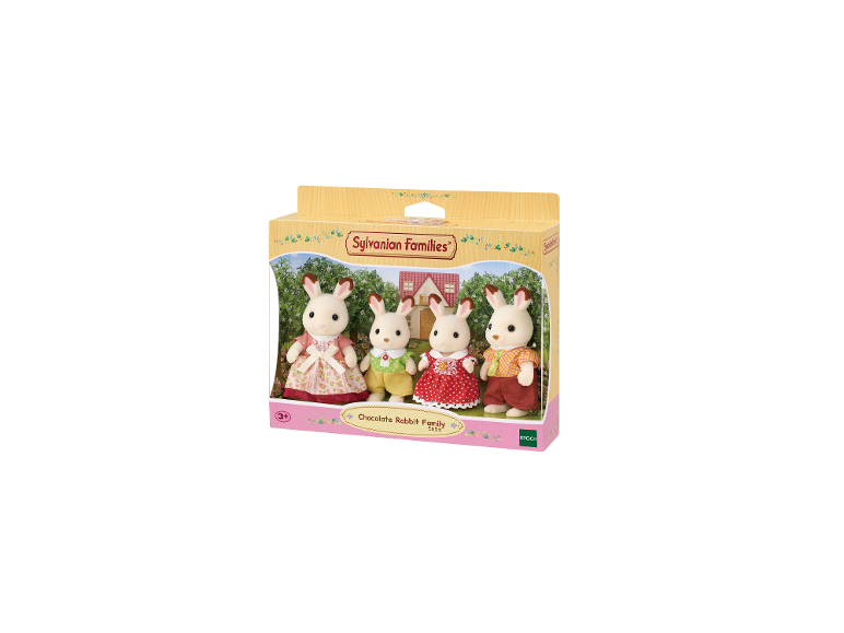 Famille de lapins en peluche dans une boîte, avec une maison en arrière-plan.
