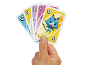 Main tenant des cartes de jeu colorées avec des chiffres et un personnage de chat bleu.