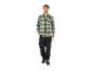 Homme en chemise à carreaux verte et pantalon de travail noir