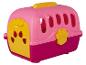 Une cage en plastique rose pour animaux de compagnie avec un détail jaune en forme de patte.