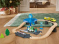 Circuit de train en bois avec voiture, train et accessoires.