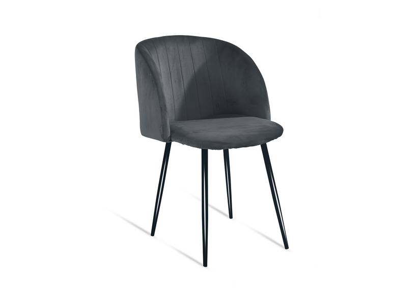 Une chaise en velours gris avec des pieds noirs.