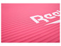 Un tapis de fitness rose avec le logo Reebok.