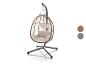 Fauteuil suspendu œuf en osier avec coussins beiges et base noire.