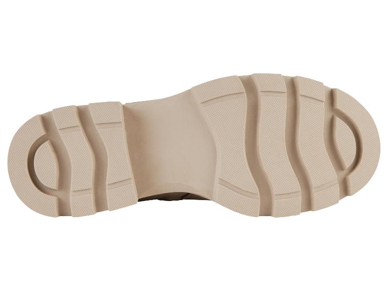 La semelle en caoutchouc d'une chaussure marron