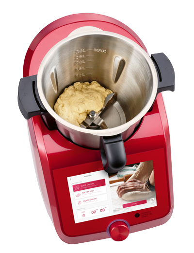 Robot de cuisine rouge avec écran tactile préparant de la pâte.