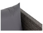 Un coussin gris sur un fauteuil en rotin.