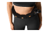 Femme s'entraînant avec un hula hoop intelligent avec compteur à la taille.