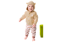 Bébé en cardigan beige avec broderie de lapin et pantalon rayé.