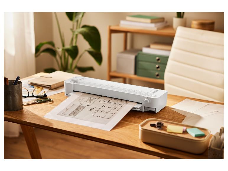 Coupe-papier et documents sur un bureau.