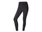Leggings noirs avec un logo rouge.