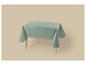 Nappe verte sur une table en bois.