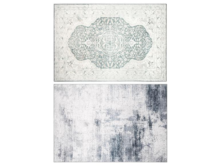Deux tapis : un avec un motif floral traditionnel bleu clair et blanc, et un avec un design abstrait moderne gris et blanc.