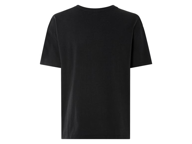 Un t-shirt noir à manches courtes.