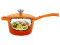 Casserole orange avec couvercle, contenant des nouilles de courgettes, des tomates et des pignons de pin.