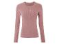 Un pull rose à manches longues.