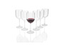 Un verre de vin rouge entouré de verres vides.