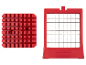 Deux accessoires rouges pour hachoir: un emporte-pièce et une grille.