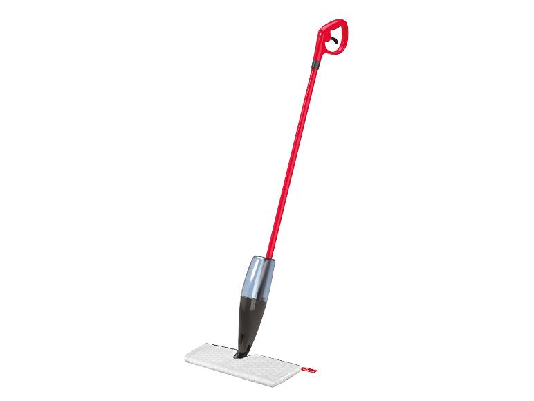 Un balai Vileda avec une tête de nettoyage.