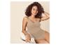 Femme en body sculptant couleur chair assise sur une chaise.