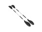 Deux pagaies noires avec des accents blancs pour le kayak.