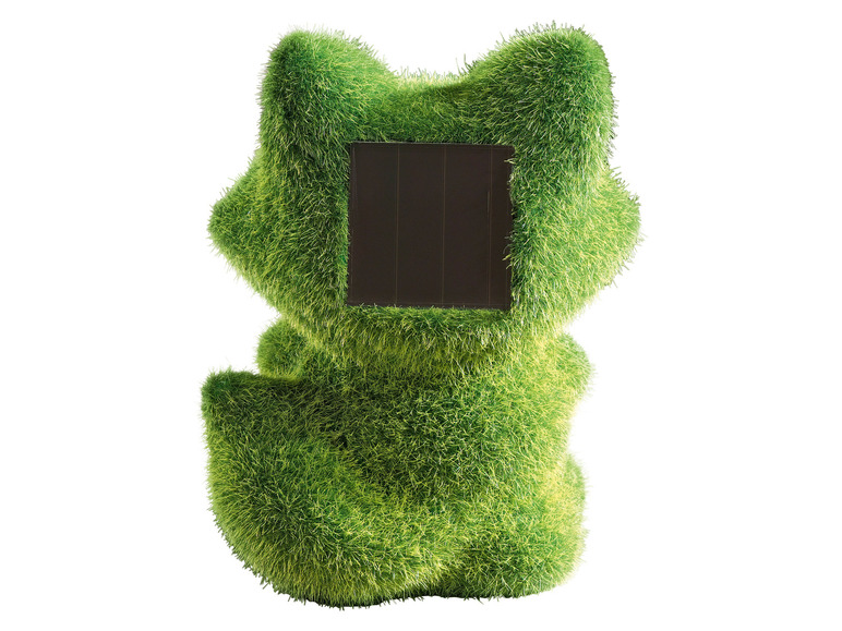 Une figurine de chat recouverte d'herbe avec un panneau solaire.