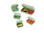 Boîtes repas vertes : sandwichs, carottes et concombres.